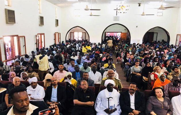 Oficiais do governo muçulmano participam do culto de Natal na Igreja Evangélica de Cartum Bahri, no Sudão