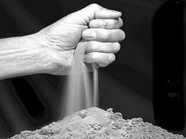 Mão soltando areia