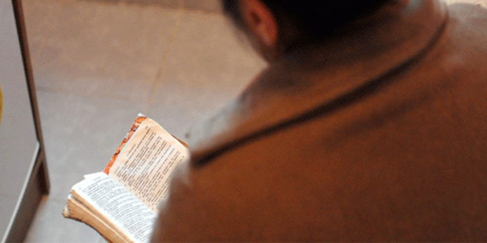 Cristã ex-muçulmana lendo a Bíblia