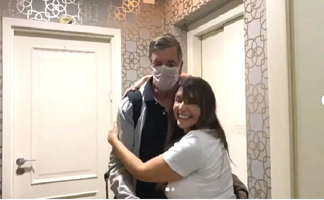 Soraya Moraes recebe seu esposo em casa curado da Covid-19