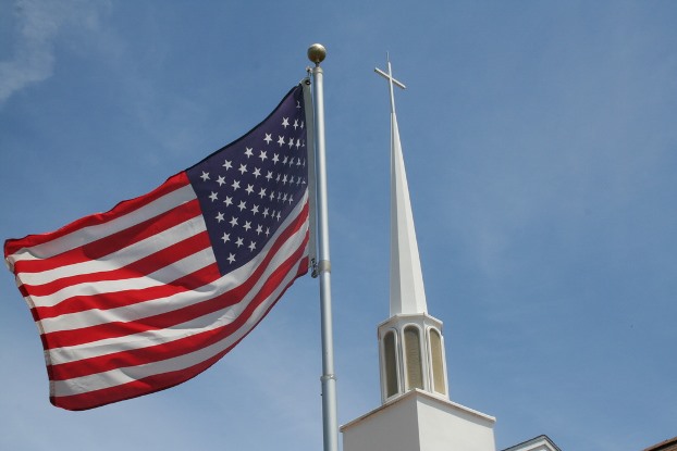 Bandeira dos EUA e a torre de uma igreja (Foto: Divulgação)