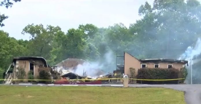 A fumaça sobe das cinzas da Primeira Igreja Pentecostal de Holly Springs, Mississippi, depois que foi queimada em 20 de maio de 2020. | Captura de tela: WMC5