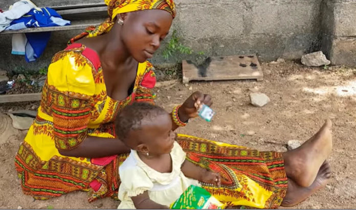 Mãe cristã perseguida na Nigéria com seu filho