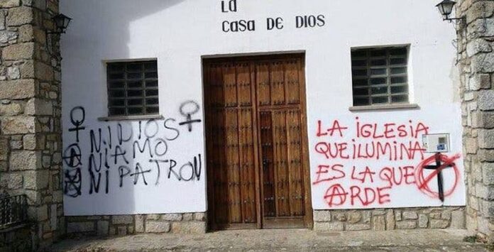 Pichação na fachada de uma igreja católica na Espanha.