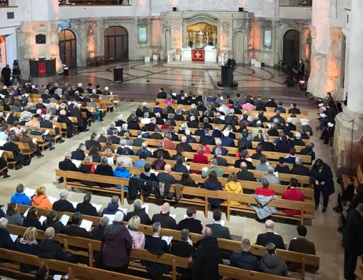 Culto em uma igreja na Alemanha