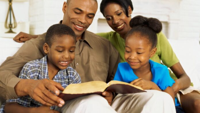 Família lendo a Bíblia