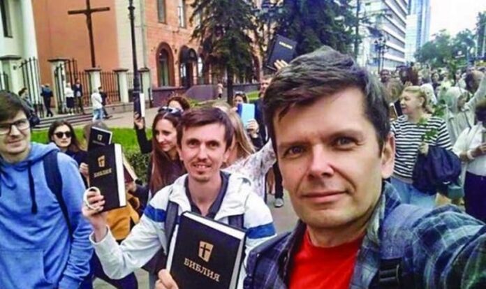 Cristãos em Minsk, capital da Bielorrússia, fazem protestos pacíficos com Bíblias nas mãos. (Foto: Reprodução / Christian Chronicle)