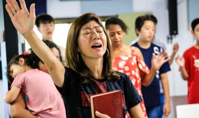 Cristãos durante culto em igreja no Japão