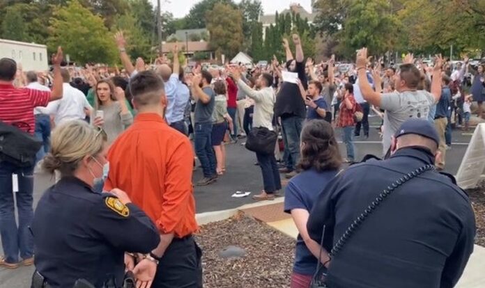 Três pessoas foram presas em Idaho por não usarem máscaras em um evento ao ar livre organizado pela igreja. (Foto: Reprodução / Facebook)