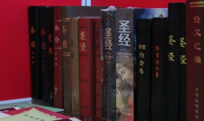 Uma fileira de Bíblias chinesas é exibida na exposição itinerante da Bíblia em chinês em Washington, D.C. (Foto: Christian Post / Amanda)