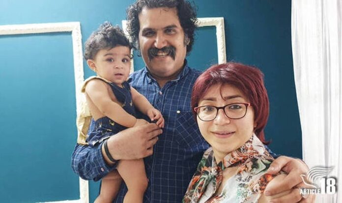 Sam Khosravi e Maryam Falahi com a filha adotiva Lydia