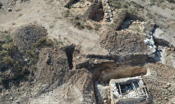 Fotografia da fazenda onde ocorreu o achado, com o micvê visível no canto inferior direito. (Foto: Divulgação/ Abd Ibrahim/ Autoridade de Antiguidades de Israel)
