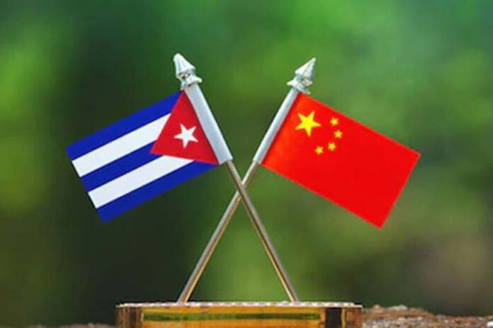 Bandeiras da China e de Cuba