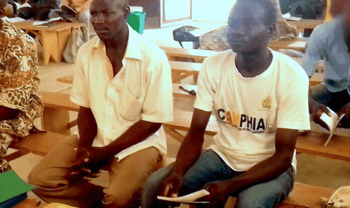 Jonas e Joseph, os dois facilitadores de alfabetização da Sociedade Bíblica mortos por Boko Haram em um ataque em sua aldeia. (Foto: Reprodução / UBS)
