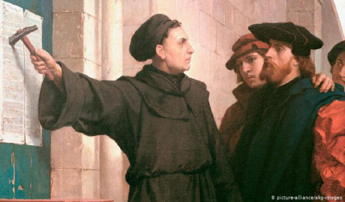 Martinho Lutero pregou suas teses na porta da igreja de Wittenberg