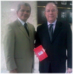 Dr. Gilberto Garcia entrega o Livro “O Direito Nosso de Cada Dia”, Editora Vida, para o Ministro do STF, Celso de Mello.