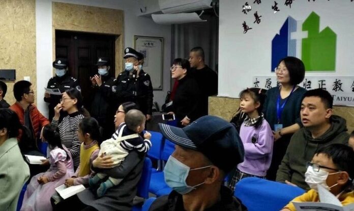 Cristãos são surpreendidos pelas autoridades chinesas ao invadirem um culto de domingo. (Foto: Reprodução / ICC)