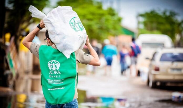 Voluntário da ADRA Brasil carrega doações durante uma das ações realizadas pela agência humanitária (Foto: ADRA Brasil)