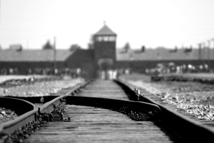 Trilhos de trem do antigo campo de concentração de Auschwitz, na Polônia
