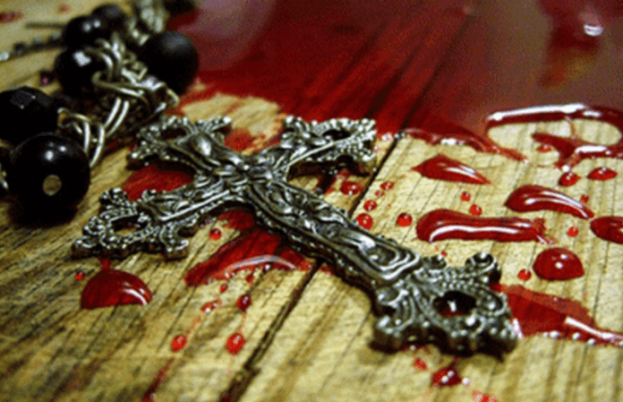 Crucifixo sobre sangue (Foto: Twitter)