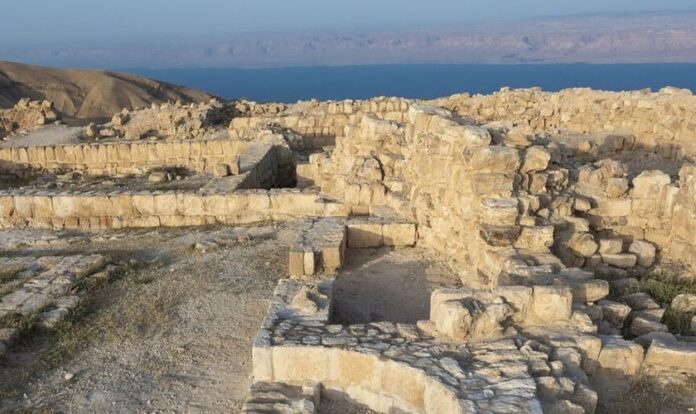 Local da sala do trono do rei Herodes Antipas em Maquero, na Jordânia, com o Mar Morto ao fundo. (Foto: Prof. Gyozo Voros)
