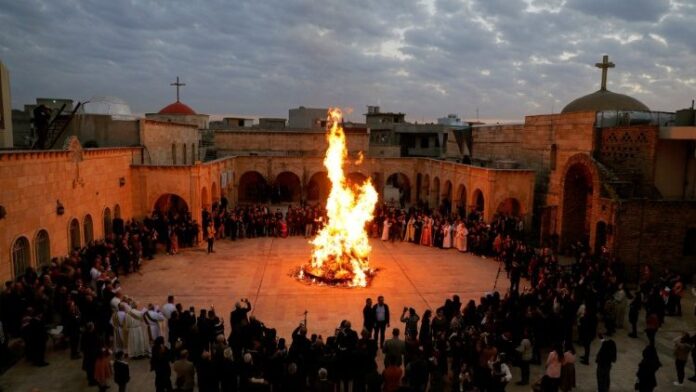 Cristãos iraquianos antes da Missa de Natal na Igreja da Imaculada, em Mosul (Foto: Vatican News)