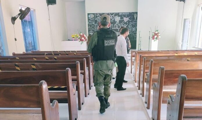 Polícia investiga interior do templo de uma igreja Adventista, no Piauí, após o local ter sido invadido por bandidos e ter seu sistema de som roubado. (Foto: Jornal da Parnaíba)