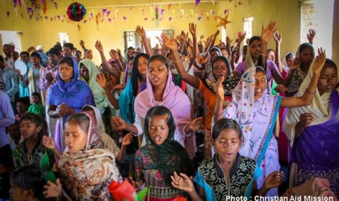 Cristãos durante culto na Índia (Foto: Reprodução / Christian Aid Mission)