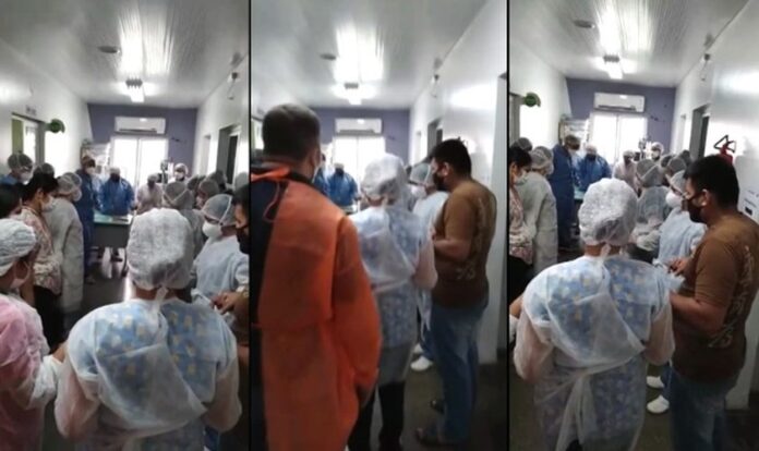 Profissionais da saúde oram em hospital durante colapso da pandemia em Manaus. (Foto: Reprodução/G1)