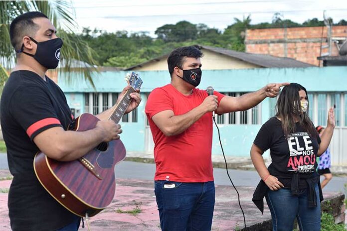 Pastor e músicos cantam e oram de porta em porta em Manaus (Foto: Divulgação)