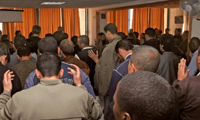 Cristãos durante culto na Argélia