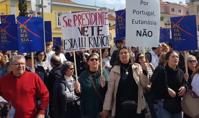 Cidadãos contrários à eutanásia pedem veto presidencial em Portugal. (Foto: Reprodução / Ephemera)
