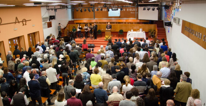 Culto em uma igreja batista em Madrid, Espanha.