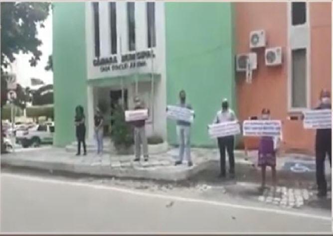 pastores protestam contra fechamento de igrejas na cidade de Cajazeiras, no sertão da Paraíba.