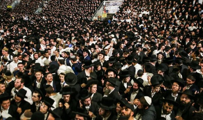 Milhares de judeus ultraortodoxos na festa de Lag Baomer em 29 de abril de 2021. (Foto: David Cohen/Flash90)