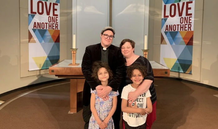 Bispo Megan Rohrer à esquerda, com sua companheira e filhos. (Foto: Esperanza Foft).