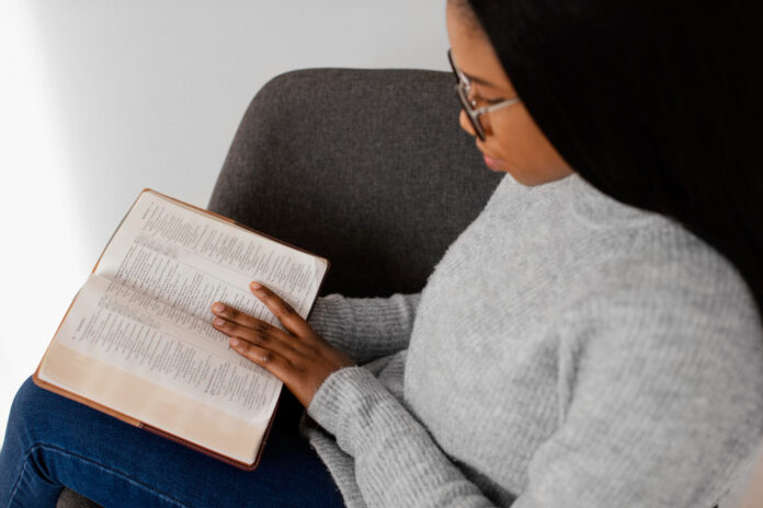 Mulher lendo a Bíblia (Imagem: freepick)