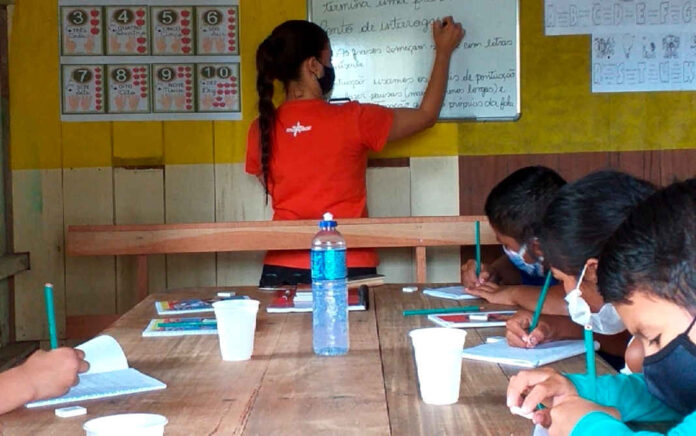 Missionária dando aula para crianças da comunidade Axinim, em Nova Olinda do Norte, no Amazonas (Foto: Junta de Missões Nacionais)