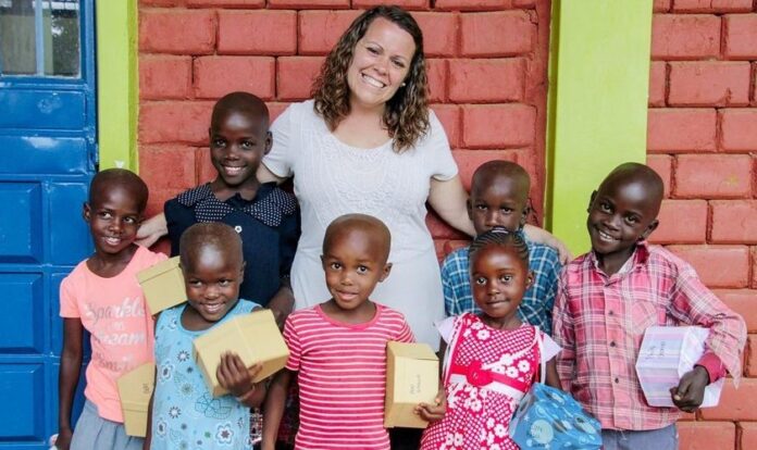 Becky Murry fundou a organização missionária “One by One” para levar esperança a crianças em extrema pobreza. (Foto: Reprodução/Instagram).