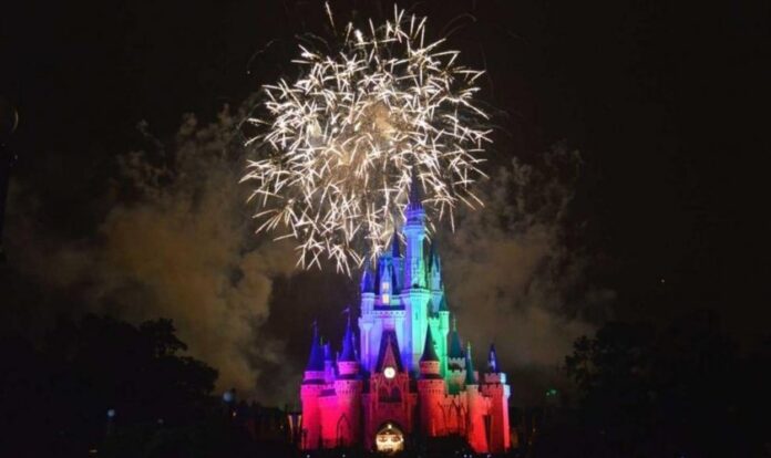 Show de fogos de artifício no Magic Kingdom, Disney World. (Foto: Jaime Creixems/ Unsplash)
