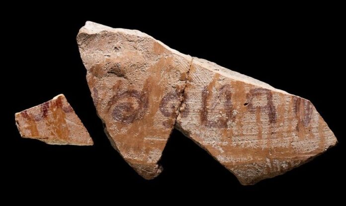 Inscrição 'Jerubaal', escrita a tinta em um vaso de cerâmica. (Foto: Dafna Gazit/Autoridade de Antiguidades de Israel)