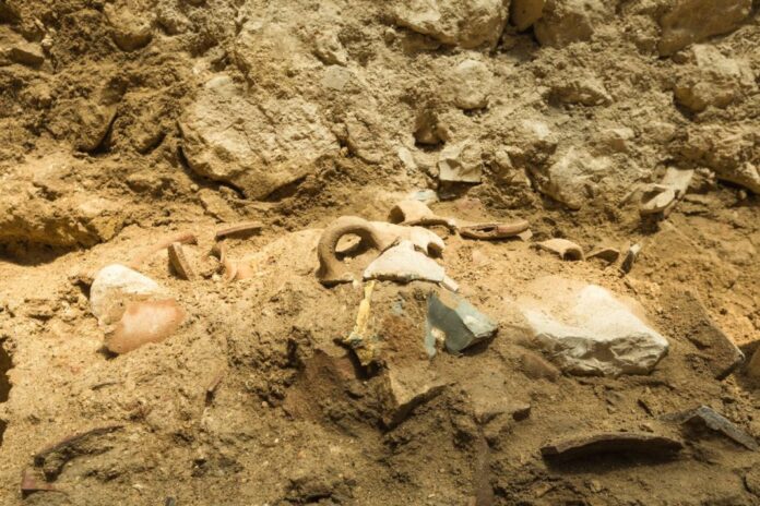 Resquícios dos objetos quebrados encontradas pelos arqueólogos, em Jerusalém (Foto: Eliyahu Yanai/Cidade de Davi)