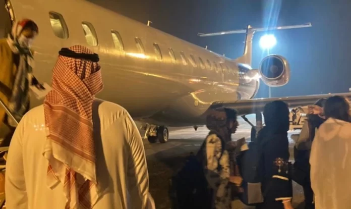 As refugiadas afegãs chegam aos Emirados Árabes Unidos.