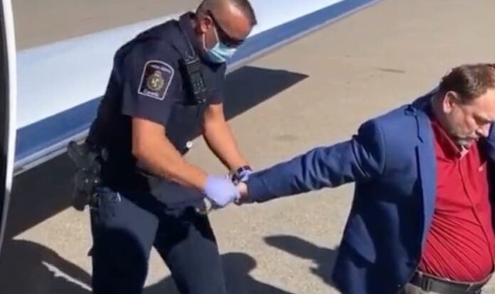 O pastor canadense Artur Pawlowski foi preso na pista do Aeroporto Internacional de Calgary. (Foto: Reprodução/Twitter)