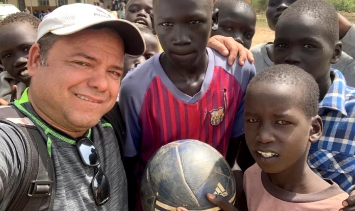 Hector Cabrera, um missionário cubano que serve em Uganda, usa os esportes como para compartilhar o Evangelho com refugiados. (Foto: IMB)