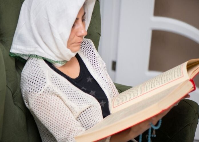 Muçulmana lendo a Bíblia (Foto: ilustração)