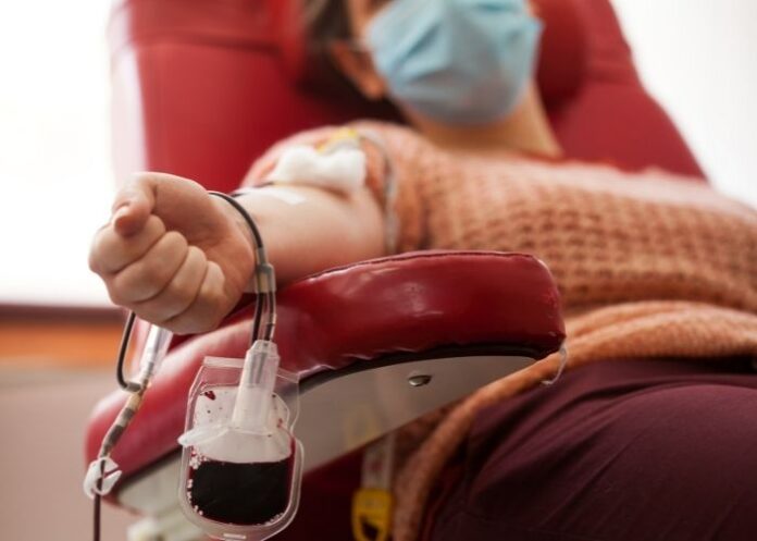 Mulher durante transfusão de sangue