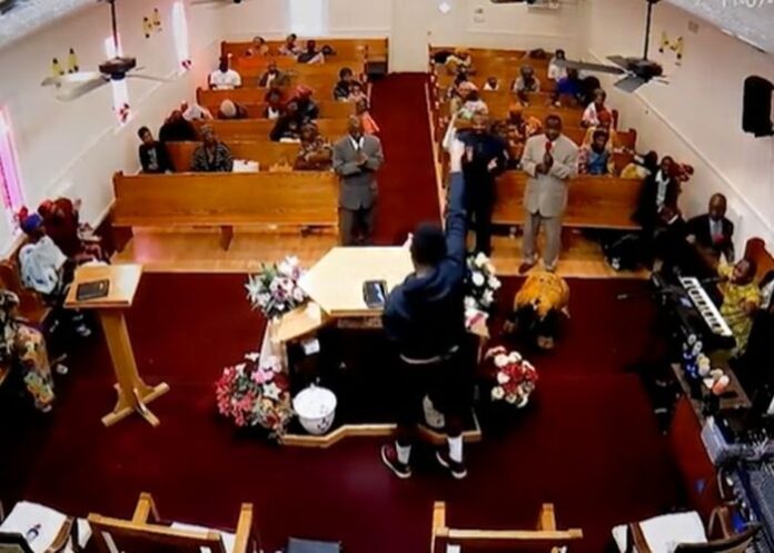 Pastor impede tiroteio em igreja dos EUA.