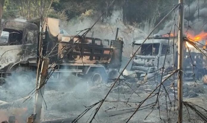 Fotos postadas nas redes sociais mostraram dois caminhões e um carro incendiados em uma estrada no município de Hpruso, no estado de Kayah, com corpos dentro.