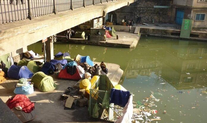 Refugiados afegãos que fugiram para França, estão vivendo no Canal Saint Martin, embaixo de uma ponte.